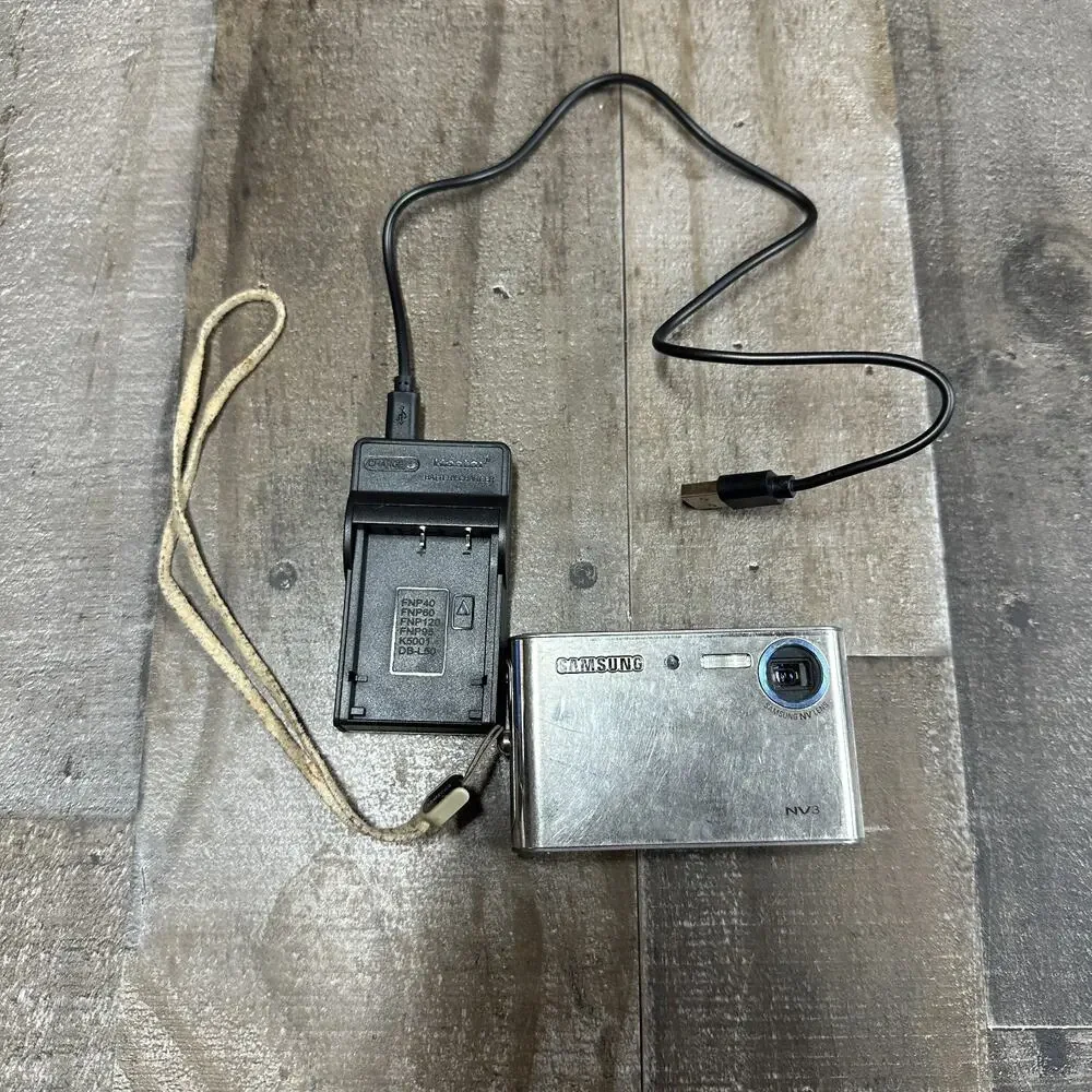 Samsung NV3 7.2MP Digital Camera Silver - Tested with CHARGER